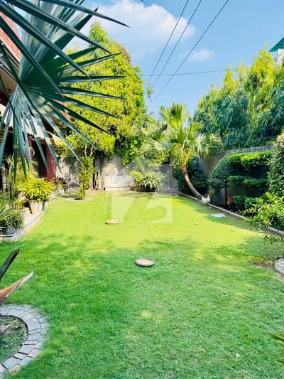 Cantt 35 Marla Old House With Spacious Front Is Available For Sale.