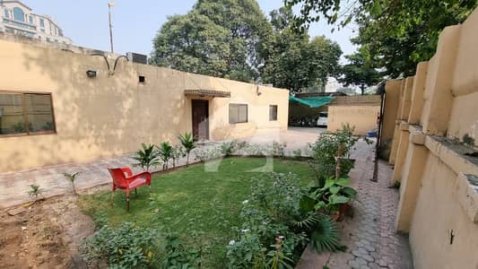گلبرگ لاہور میں 4 کمروں کا 2 کنال مکان 20.5 کروڑ میں برائے فروخت۔