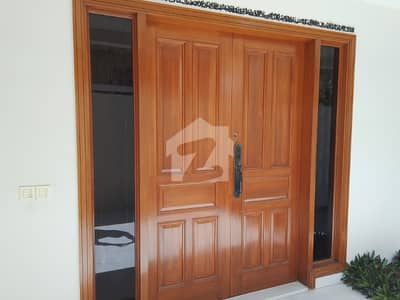 500 YARDS LUXURY BANGLOW JUST LIKE NEW WITH BASEMENT