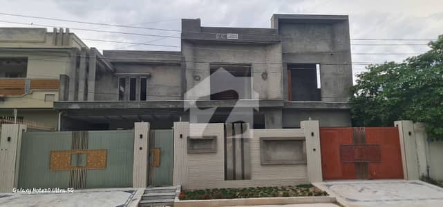 One Kanal House South Open House Available For Sale In Sector F3,Phase 6 Hayatabd,15* Rooms &Amp;15 Washrooms,15,Semi Dulpix,Double Garage,Near F3 Park,Ibrahim Market,Brt Stop And A With 2,5 Kanal Open Space. . . Demand 13.5 Core. . .
