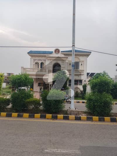 بینکرس ایوینیو کوآپریٹو ہاؤسنگ سوسائٹی لاہور میں 5 کمروں کا 1 کنال مکان 5.6 کروڑ میں برائے فروخت۔
