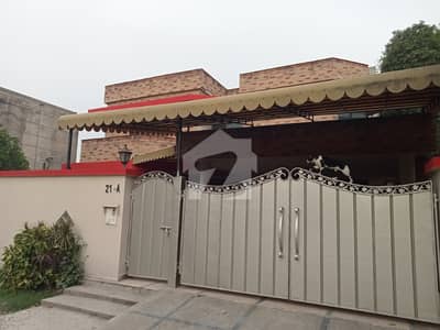 گلبرگ 5 گلبرگ,لاہور میں 4 کمروں کا 1 کنال مکان 3.0 لاکھ میں کرایہ پر دستیاب ہے۔