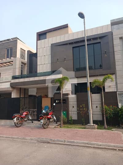 10 Marla House Available For Rent Bahria Town Lahore