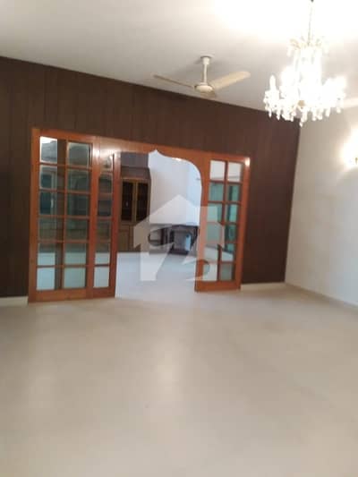 ایف ۔ 10 اسلام آباد میں 5 کمروں کا 1 کنال مکان 5.5 لاکھ میں کرایہ پر دستیاب ہے۔