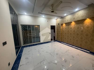 10 Marla New Facing Park House Available For Rent