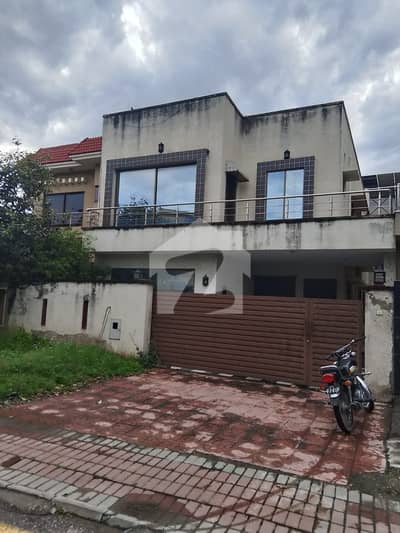 Highly-Coveted 10 Marla House Is Available In Bahria Town Phase 4 For Sale