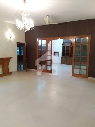 ایف ۔ 10 اسلام آباد میں 5 کمروں کا 1 کنال مکان 5.3 لاکھ میں کرایہ پر دستیاب ہے۔