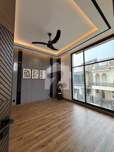 5 MARLA ELEGANT & SEMI FURNISHED SUPER HOT LOCATED BUNGALOW IS AVAILABLE IN DHA, LAHORE.