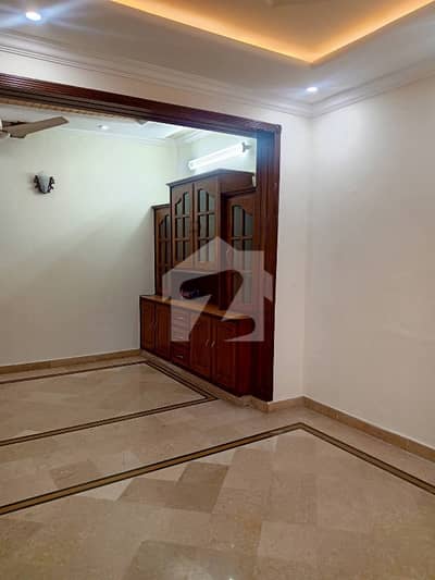 جی ۔ 8 اسلام آباد میں 2 کمروں کا 11 مرلہ بالائی پورشن 1.35 لاکھ میں کرایہ پر دستیاب ہے۔
