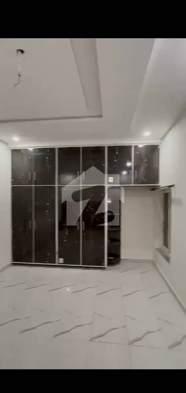 5 Marla Ground Floor Portion For Rent in Manan Town Manan Town mein 5 marla ka neat & clean ground floor portion rent ke liye available hai. Portion mein 2 spacious bedrooms, attached bathrooms, TV lounge, kitchen aur car porch mojood hai. Bijli aur gas ki sahulat dastiyab hai. Family ke liye behtareen aur pur-aman location. Schools, masjid, market aur public transport qareeb mojood hain.