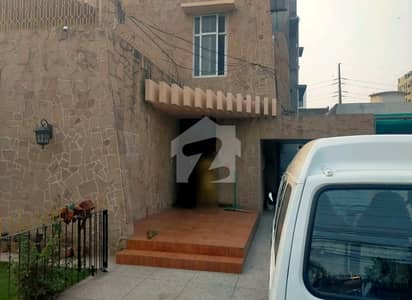 گارڈن ٹاؤن لاہور میں 4 کمروں کا 16 مرلہ مکان 3.0 لاکھ میں کرایہ پر دستیاب ہے۔