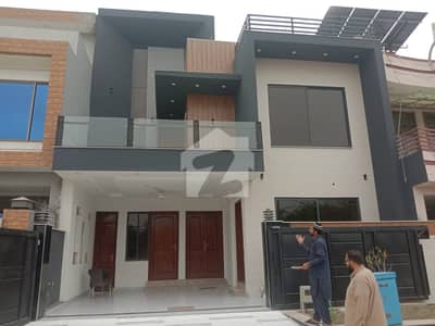 ایم پی سی ایچ ایس - بلاک سی 1 ایم پی سی ایچ ایس ۔ ملٹی گارڈنز,بی ۔ 17,اسلام آباد میں 4 کمروں کا 8 مرلہ مکان 4.3 کروڑ میں برائے فروخت۔