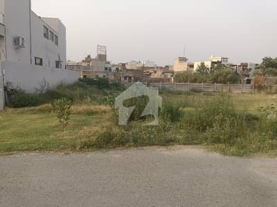 ڈی ایچ اے فیز 8 - بلاک ٹی فیز 8,ڈیفنس (ڈی ایچ اے),لاہور میں 1 کنال رہائشی پلاٹ 3.75 کروڑ میں برائے فروخت۔ ڈی ایچ اے فیز 8 - بلاک ٹی فیز 8,ڈیفنس (ڈی ایچ اے),لاہور میں 1 کنال رہائشی پلاٹ 3.75 کروڑ میں برائے فروخت۔