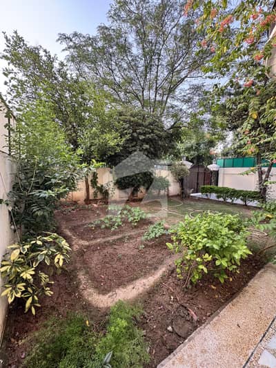 EXCELLENT HOUSE BEAUTIFUL LOCATION 5 BED ROOMS DOUBLE KITCHEN DINING DRAWING TVL GREEN LAWN