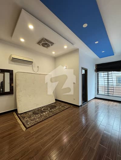 BEAUTIFUL 5 BEDROOM HOUSE GREEN LAWN TOP LOCATION TILED FLOOR EXCELLENT WASHROOMS CLOSE END STREET