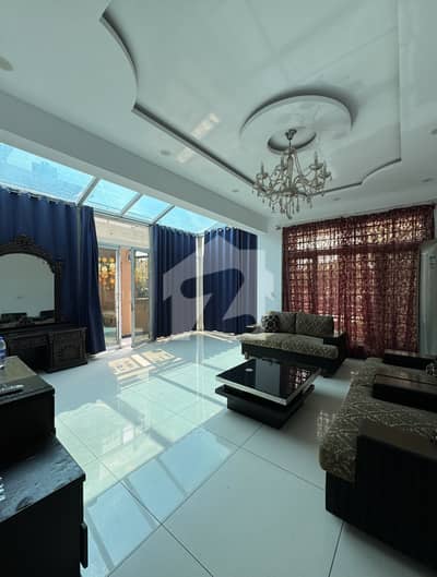 BEAUTIFUL 5 BEDROOM HOUSE GREEN LAWN TOP LOCATION TILED FLOOR EXCELLENT WASHROOMS CLOSE END STREET
