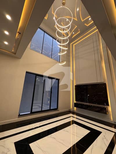 10 Marla Brand New Luxurious House For Sale
