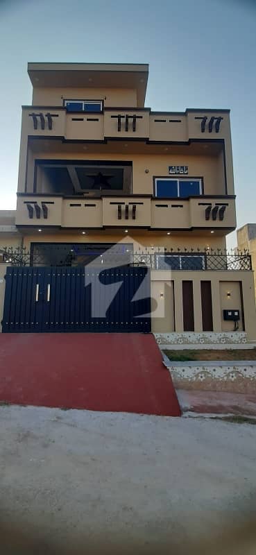 یونیورسٹی ٹاؤن اسلام آباد میں 4 کمروں کا 5 مرلہ مکان 2.05 کروڑ میں برائے فروخت۔