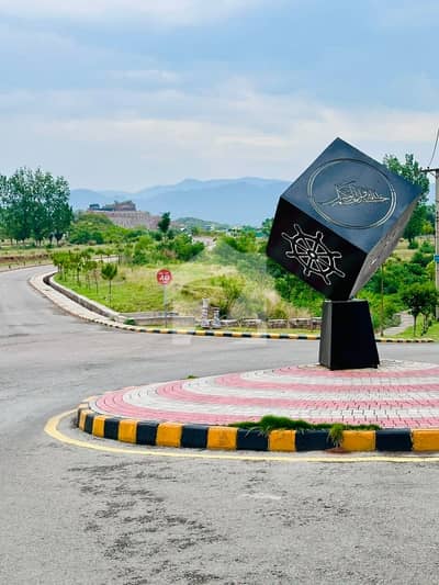 ناول فارمز ہاؤسنگ سکیم اسلام آباد میں 8 کنال رہائشی پلاٹ 9.2 کروڑ میں برائے فروخت۔
