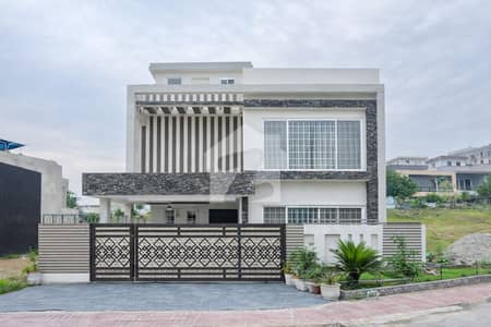 17 Marla House With Lawn For Sale In Very Reasonable Price 17 Marla House With Lawn For Sale In Very Reasonable Price