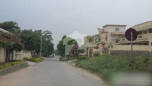 F-11 1000 Yards Residential Plot Front Open For Sale