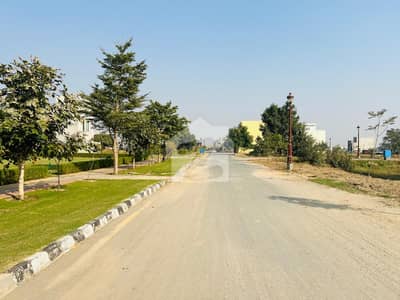 7 Marla Plot Available For Sale In Lake City