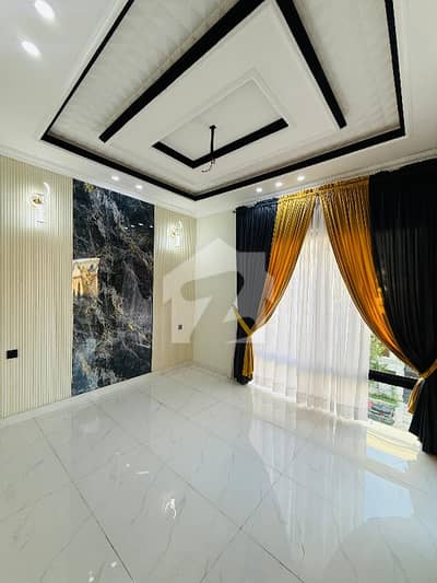 Prime Location House For Grabs In 5 Marla Lahore