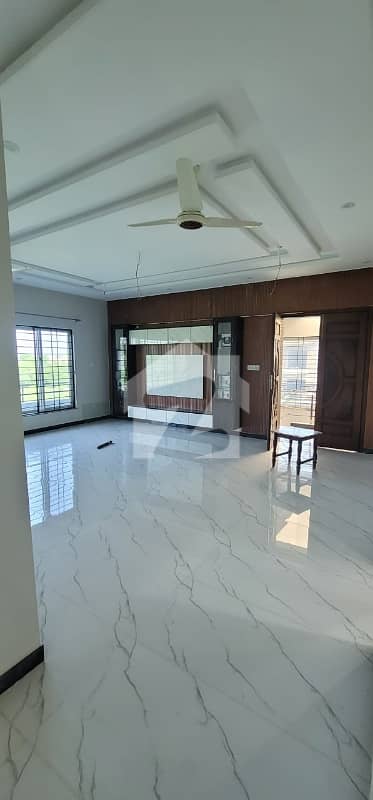 1 Kanal Upper Portion With Separate Entrance Is Available For Rent