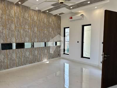 بحریہ ٹاؤن فیز 4 بحریہ ٹاؤن راولپنڈی,راولپنڈی میں 5 کمروں کا 1 کنال مکان 14.9 کروڑ میں برائے فروخت۔