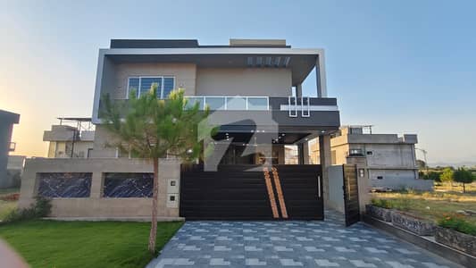 بحریہ انکلیو - سیکٹر سی 2 بحریہ انکلیو,بحریہ ٹاؤن,اسلام آباد میں 5 کمروں کا 10 مرلہ مکان 5.5 کروڑ میں برائے فروخت۔