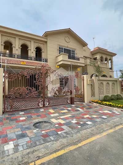 1 Kanal Luxury House Available For Sale