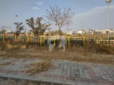 پارک انکلیو اسلام آباد میں 1 کنال رہائشی پلاٹ 4.1 کروڑ میں برائے فروخت۔