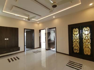 8 MARLA HOUSE BRAND NEW BEAUTIFUL LOCATION AVAILABLE FOR RENT