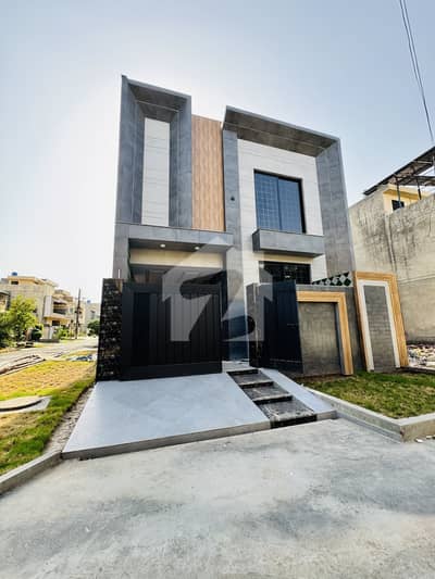 5 MARLA BRAND NEW MODERN AND CORNER HOUSE FOR SALE IN PRIME LOCATION OF TARIQ  GARDEN