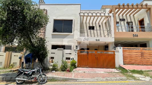 بحریہ ٹاؤن فیز 8 ۔ ابو بکر بلاک بحریہ ٹاؤن فیز 8 ۔ سفاری ویلی,بحریہ ٹاؤن فیز 8,بحریہ ٹاؤن راولپنڈی,راولپنڈی میں 4 کمروں کا 7 مرلہ مکان 2.4 کروڑ میں برائے فروخت۔