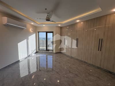 Luxury 2 Bed with lake views | Gated Community