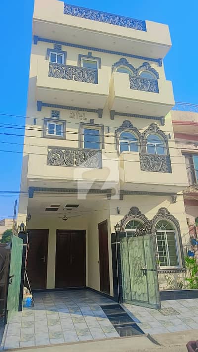 جوہر ٹاؤن فیز 2 جوہر ٹاؤن,لاہور میں 5 کمروں کا 4 مرلہ مکان 2.6 کروڑ میں برائے فروخت۔ جوہر ٹاؤن فیز 2 جوہر ٹاؤن,لاہور میں 5 کمروں کا 4 مرلہ مکان 2.6 کروڑ میں برائے فروخت۔