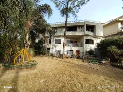 F10 Corner House size 922 Sy With 5 Kanal Extra land