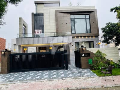 بحریہ ٹاؤن تکبیر بلاک بحریہ ٹاؤن سیکٹر B,بحریہ ٹاؤن,لاہور میں 5 کمروں کا 10 مرلہ مکان 4.15 کروڑ میں برائے فروخت۔