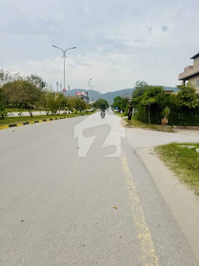 ڈی ۔ 12 اسلام آباد میں 6 مرلہ رہائشی پلاٹ 5.5 کروڑ میں برائے فروخت۔