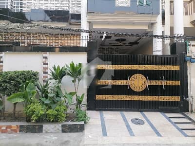 اعوان ٹاؤن لاہور میں 5 کمروں کا 10 مرلہ مکان 3.4 کروڑ میں برائے فروخت۔