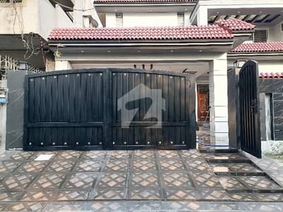 Facing Park House Of 1 Kanal For sale In Marghzar Officers Colony