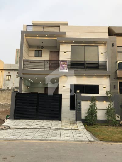 5 Marla Brand New Modern Design Lavish House For Sale In Park View City Lahore | For Discounted Price And Original Pictures Download The App "Signature Lands". 5 Marla Brand New Modern Design Lavish House For Sale In Park View City Lahore | For Discounted Price And Original Pictures Download The App "Signature Lands".
