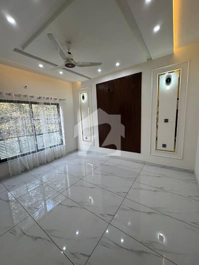 10 MARLA BRAND NEW LUXURY HOUSE FOR SALE