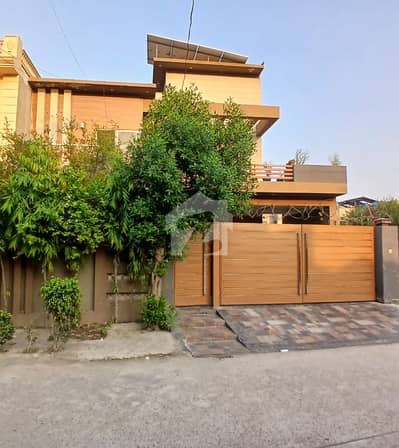 پنجاب سمال انڈسٹریز کالونی - بلاک ای پنجاب سمال انڈسٹریز کالونی,لاہور میں 6 کمروں کا 14 مرلہ مکان 4.2 کروڑ میں برائے فروخت۔
