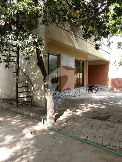 2 Kanal Old House on 70ft Road is available for Sale in Phase 3 Block W DHA Lahore