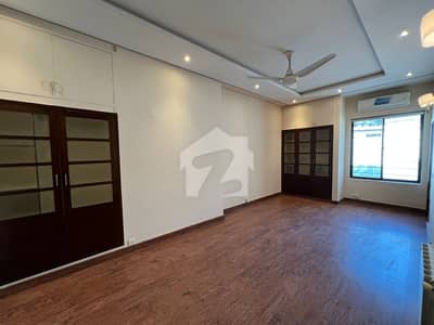 ایف ۔ 8/4 ایف ۔ 8,اسلام آباد میں 4 کمروں کا 1 کنال مکان 7.5 لاکھ میں کرایہ پر دستیاب ہے۔