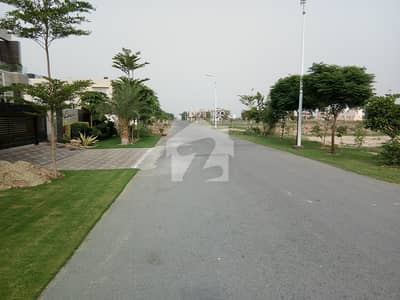 ڈی ایچ اے فیز 7 - بلاک ڈبلیو فیز 7,ڈیفنس (ڈی ایچ اے),لاہور میں 1 کنال رہائشی پلاٹ 4.65 کروڑ میں برائے فروخت۔