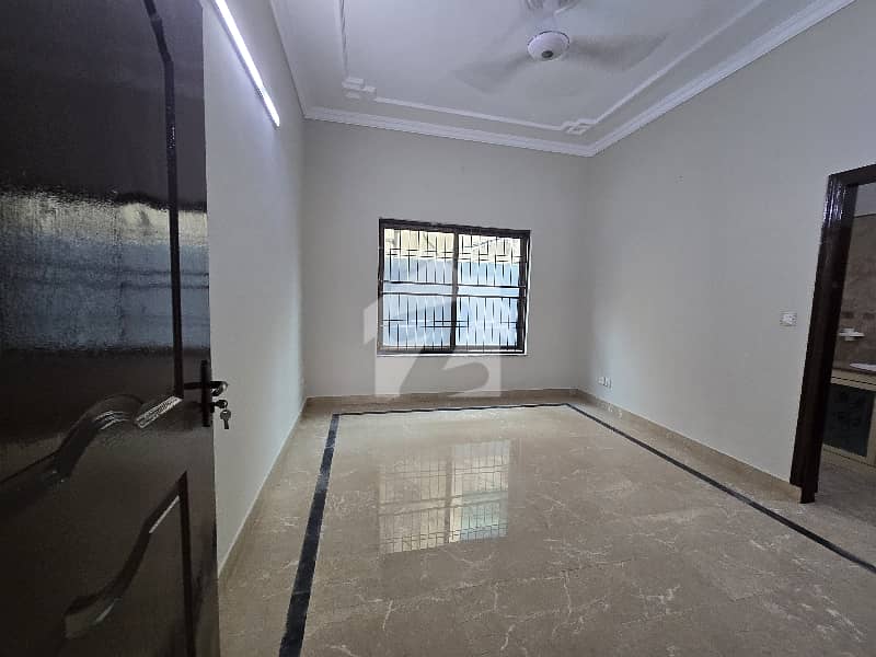 10 Marla House Available For Sale 10 Marla House Available For Sale