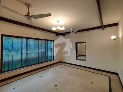 ایف ۔ 10 اسلام آباد میں 6 کمروں کا 1 کنال مکان 4.5 لاکھ میں کرایہ پر دستیاب ہے۔